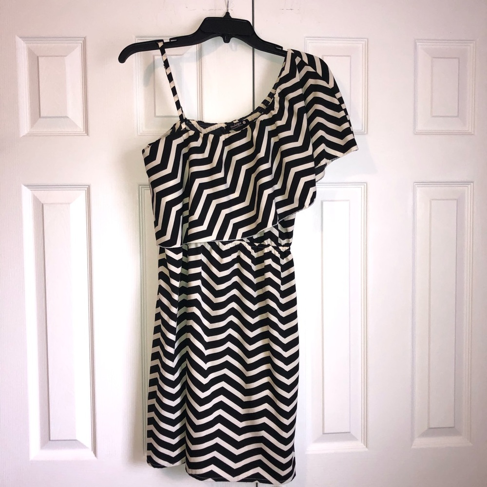 Indulge Chevron Black and White Dress Size L